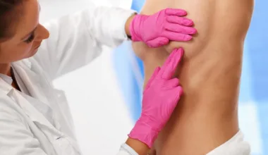 Czy wyciskanie pryszcza na piersi jest bezpieczne?